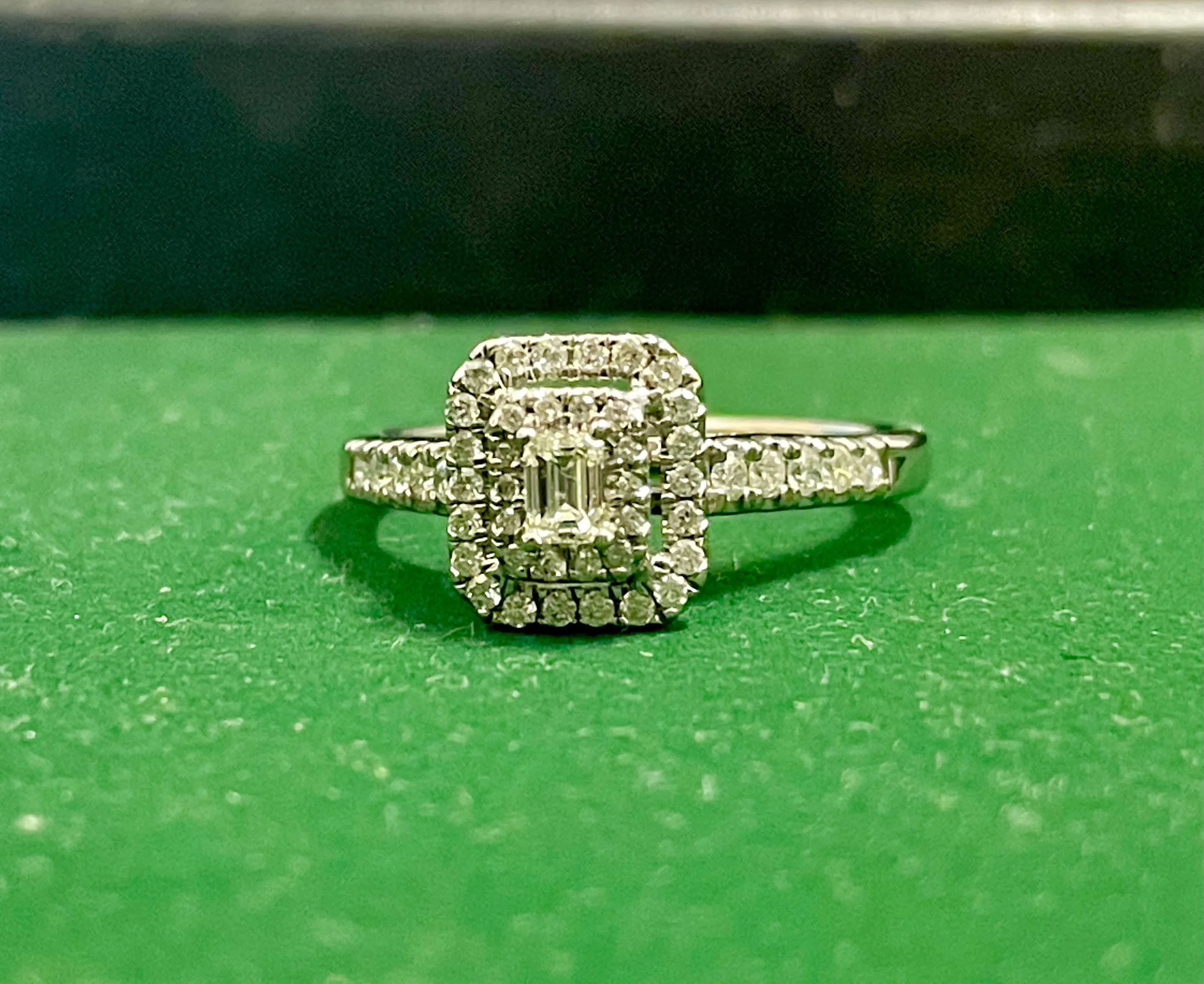 BEAUTIFUL 35 DIAMONDS 4 GRAMS SOLID WHITE GOLD RING FOR WOMEN - $13K APR w/ CoA!