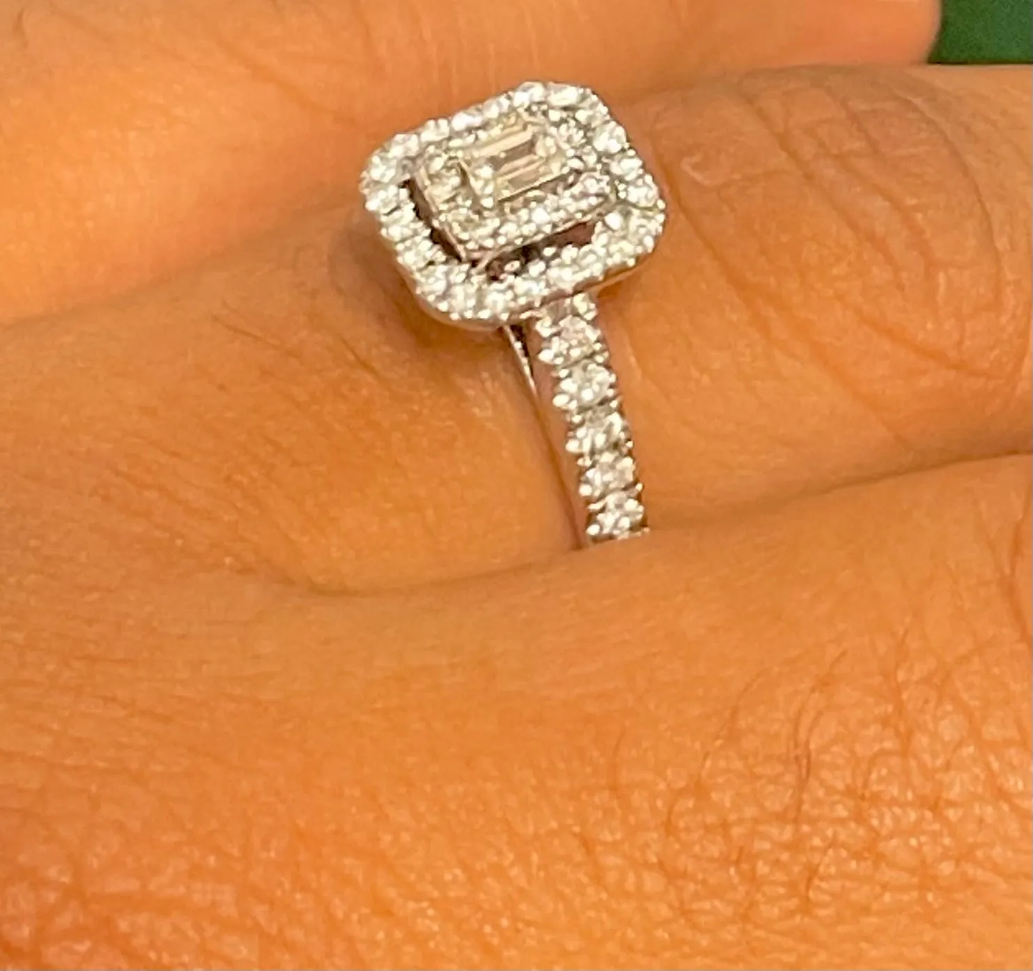 BEAUTIFUL 35 DIAMONDS 4 GRAMS SOLID WHITE GOLD RING FOR WOMEN - $13K APR w/ CoA!