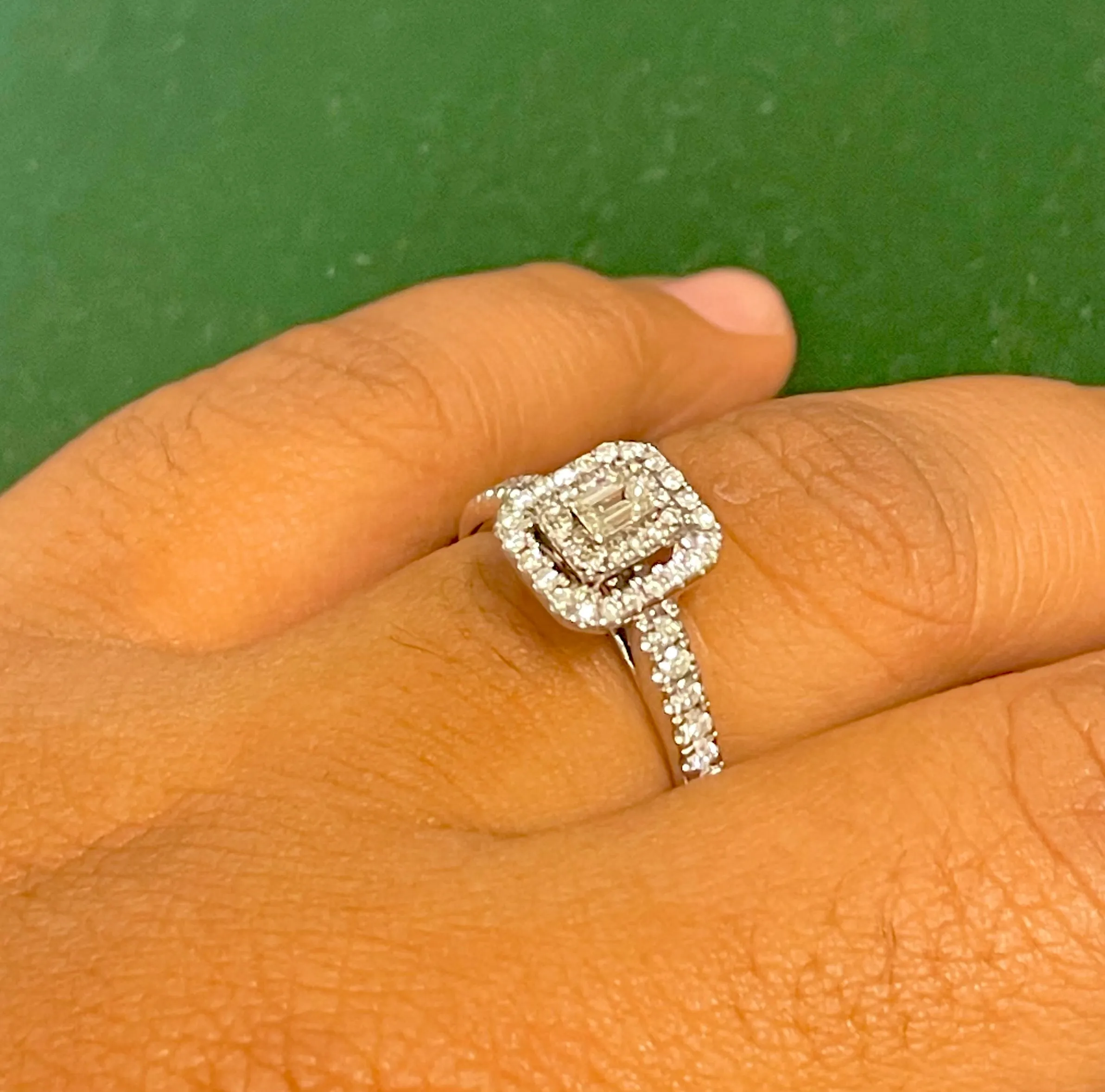 BEAUTIFUL 35 DIAMONDS 4 GRAMS SOLID WHITE GOLD RING FOR WOMEN - $13K APR w/ CoA!